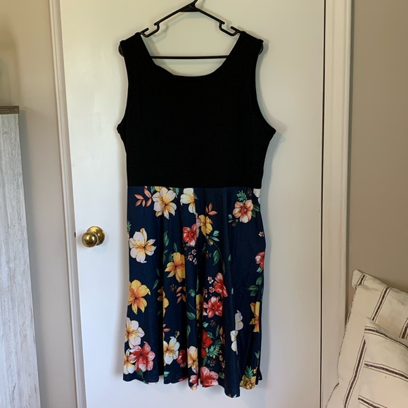 Women's Elegant V-Neck - Casual Sleeveless Summer Dress with Pockets -runs small - Picture 6 of 7